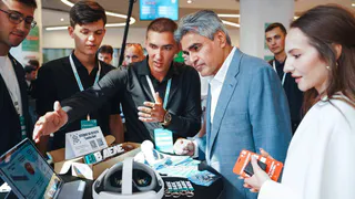 Партия «Новые люди» помогла студенткам из Ульяновска создать инновационные перчатки с подогревом