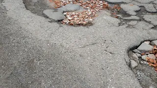 Нижнекамцы просят залатать яму рядом с медицинским учреждением 