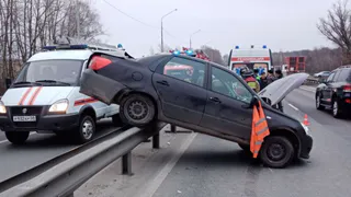 УГИБДД по Пензенской области рассказали подробности ДТП с повисшем на отбойнике авто