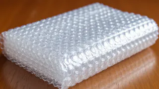 У меня всегда плёнка валялась — соседка показала, как она работает: температура падает на глазах