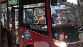 Водителя в костюме Деда Мороза увидели в автобусе №49 в Рязани