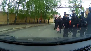 Жители Рязани обратили внимание на толпу людей в полицейской форме на проезжей части