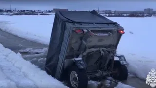 Автомобиль УАЗ нырнул под лед на реке в Коми