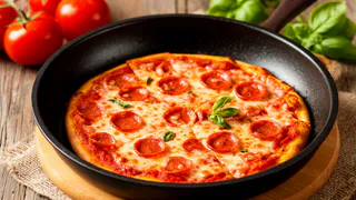 Потрясная пицца на сковороде из "ленивого" теста: с хрустящей корочкой и нежной начинкой - быстрее и вкуснее доставки
