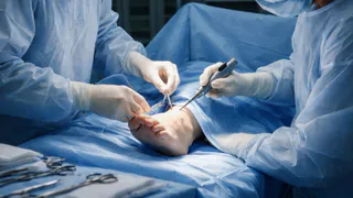 В первую рабочую неделю 2026 года врачи прооперировали 2 пациентов с переломом пятки