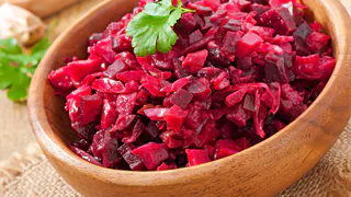 Варю свеклу за 9 минут: 1 столовая ложка на 1 литр воды — и в кастрюлю. Мягкая, сладкая, не "водянистая" — не теряет цвет и пользу