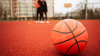 Баскетбольный клуб "Металлург" перед финальной сиреной забрал победу у "Динамо" в высшей лиге