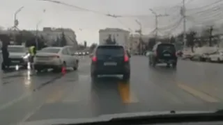 Осторожно, пробка: на площади Ленина столкнулись "Мицубиси" и "Шкода"