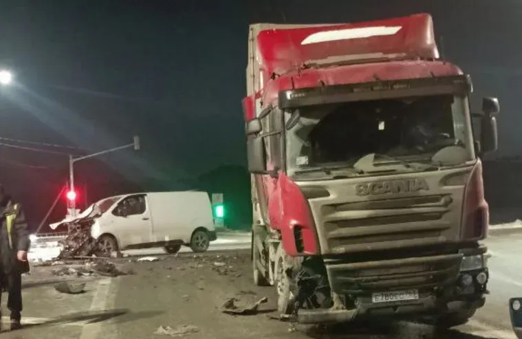 Столкновение грузовика и легковушки произошло на трассе М-5 в Челябинской области: один человек пострадал