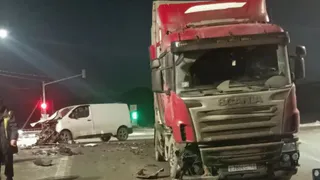 Столкновение грузовика и легковушки произошло на трассе М-5 в Челябинской области: один человек пострадал