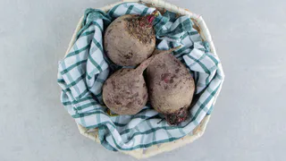 Уже 5 лет не варю свеклу часами — хватает 15 минут: есть одна уловка при варке — выходит вкуснее, сочнее и без запаха на весь дом