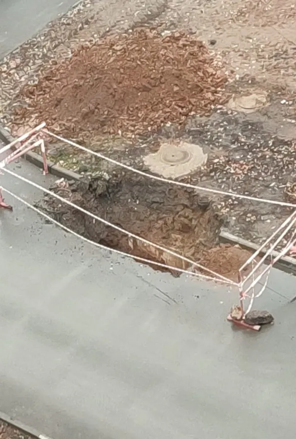 «В очередной раз мы остались с разбитой дорогой, огромной ямой»