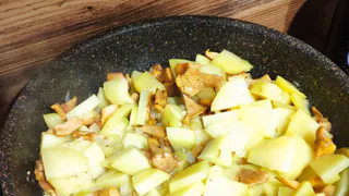 Вот зачем посыпать картофель мукой: кулинарная хитрость, о которой должны знать все хозяйки