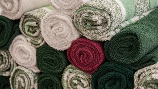Забудьте о вываривании полотенец: добавьте всего 2 ложки на таз - и они будут как новые
