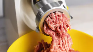 Нож мясорубки станет острее бритвы: назван легкий способ заточки прямо на кухне