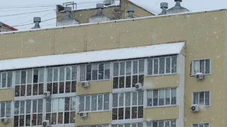 Когда уезжаю из дома, всегда кладу в раковину стакан и лист бумаги: мой хитрый трюк безопасности 