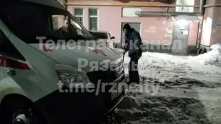 Жители Рязани почти час откапывали застрявшую машину скорой помощи