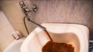 Жители поселка в Коми вынуждены пользоваться грязной водой