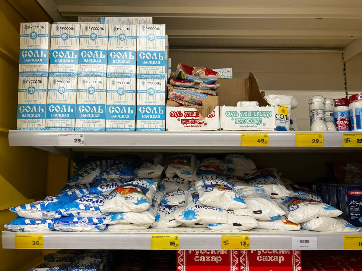 Хитрые хозяйки скупают соль коробками и бед не знают: вот что с ней делают — 3 важных совета