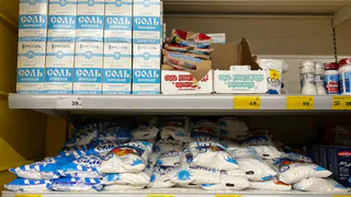 Хитрые хозяйки скупают соль коробками и бед не знают: вот что с ней делают — 3 важных совета