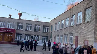 Все классы заходят в разное время: ученикам школы №48 приходится стоять на морозе из-за соблюдения дистанции