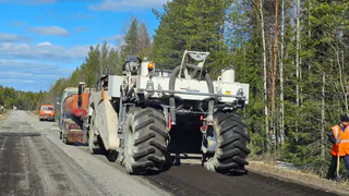 Дорогу Керки-Дутово в Коми ремонтируют по нацпроекту