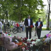 В Рязани жители продолжают нести цветы к мемориалу у дома после атаки БПЛА