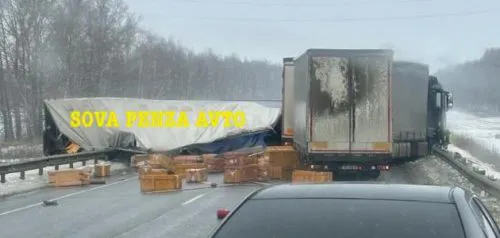В Пензенской области перевернулась фура и заняла две полосы движения