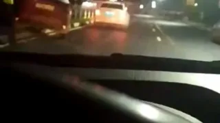 Попало на видео: на Высоковольтной автомобиль повис на ограждении