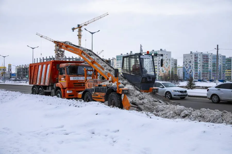 С нижнекамских улиц ежедневно вывозят по 3 тыс. куб. м снега