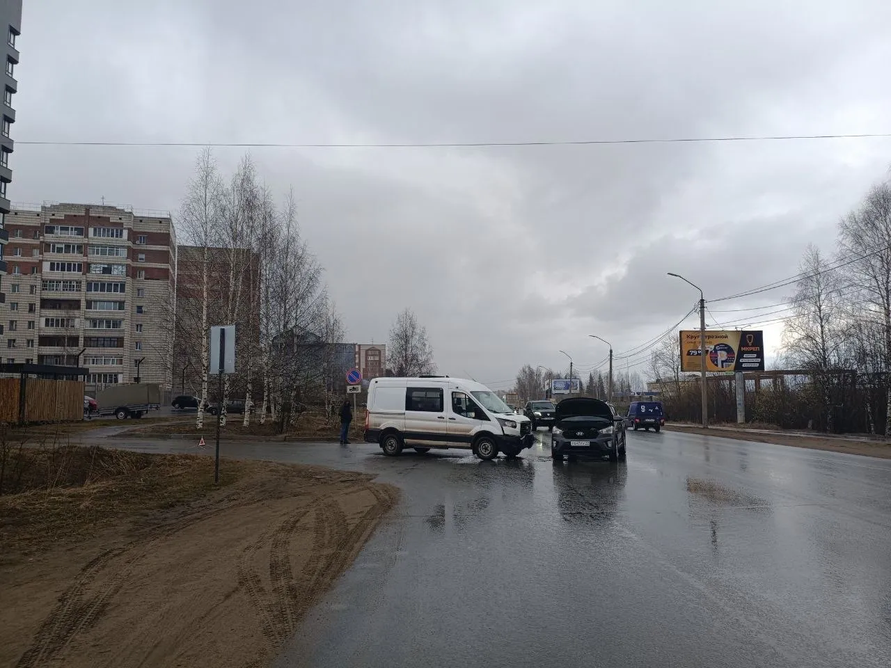 В Сыктывкаре в ДТП с микроавтобусом пострадала девочка