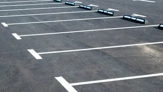 Начались работы по укладке асфальта на парковочной площадке на берегу реки Суры