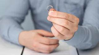 Ловкая карманница: в Магнитогорске женщина украла золотое кольцо у прохожего во время прогулки в парке