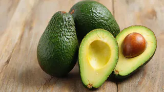 Авокадо покупаю исключительно ради косточки – ценнейший продукт: как использовать в быту
