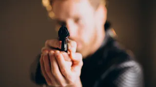 Неудавшийся налет на кулинарию в Челябинске: грабитель получил отпор от продавца