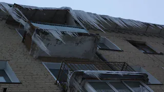 "Кусок льда вылетел из водосточной трубы, как из пушки" - рязанец рассказал о том, как получил травму на улице Крупской