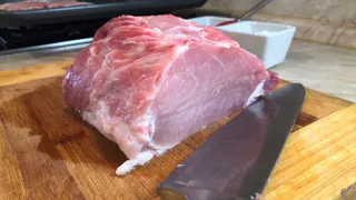 Названо самое вредное  мясо — нельзя есть даже здоровым, а мы его покупаем каждый день и детям даем 