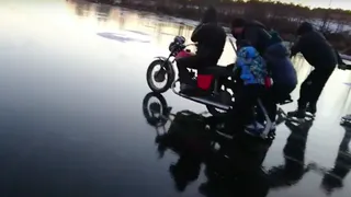 По озеру в Касимовском районе "гоняют" дрифтеры и любители коньков