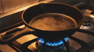 Немного газировки и соды: сковорода будет как новая