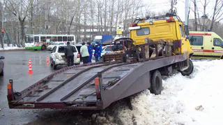 В Рязани эвакуатор столкнулся с легковушкой и снес светофор