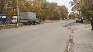 "До пешеходного перехода идти километр" - жители поселка Шлаковый недовольны дорожным ограждением