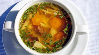 Шеф-повар поставил точку в споре: нужно ли сливать первую воду при варке мясного бульона - запомните на всю жизнь