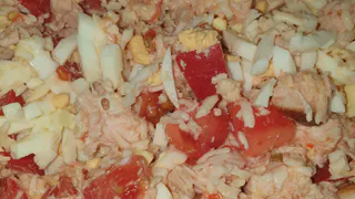 Домашние съедают этот салат мгновенно: курица, помидоры, сыр — и тазик приготовь, всё равно будет мало