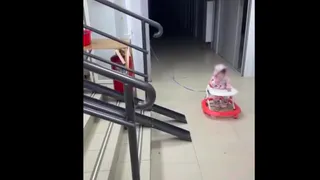 В Казани отец привязал малышку в ходунках к перилам в ТЦ — на него составили протокол