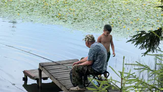 83-летний рыбак ежедневно шёл на пруд, где нет рыбы. Все удивлялись, пока не узнали причину