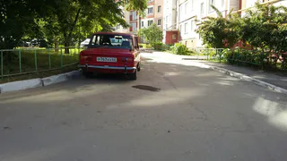 Очевидцы: на улице Зубковой неизвестные сливают бензин