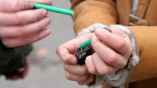 В Елабуге подростки подожгли мальчика петардой