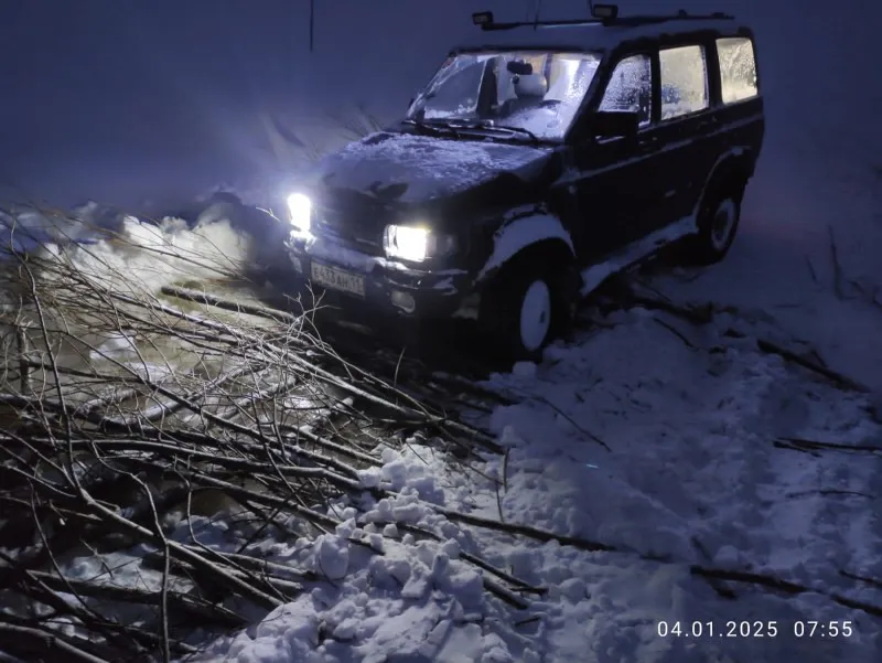 В Коми на переправе 3 "Бурана" доставали авто, провалившееся в промоину