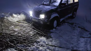 В Коми на переправе 3 "Бурана" доставали авто, провалившееся в промоину