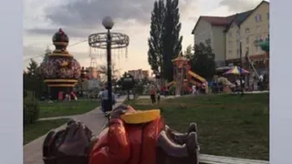 Огромный медведь упал на маленького мальчика: в центре Рязани скульптура чуть не задавила ребенка